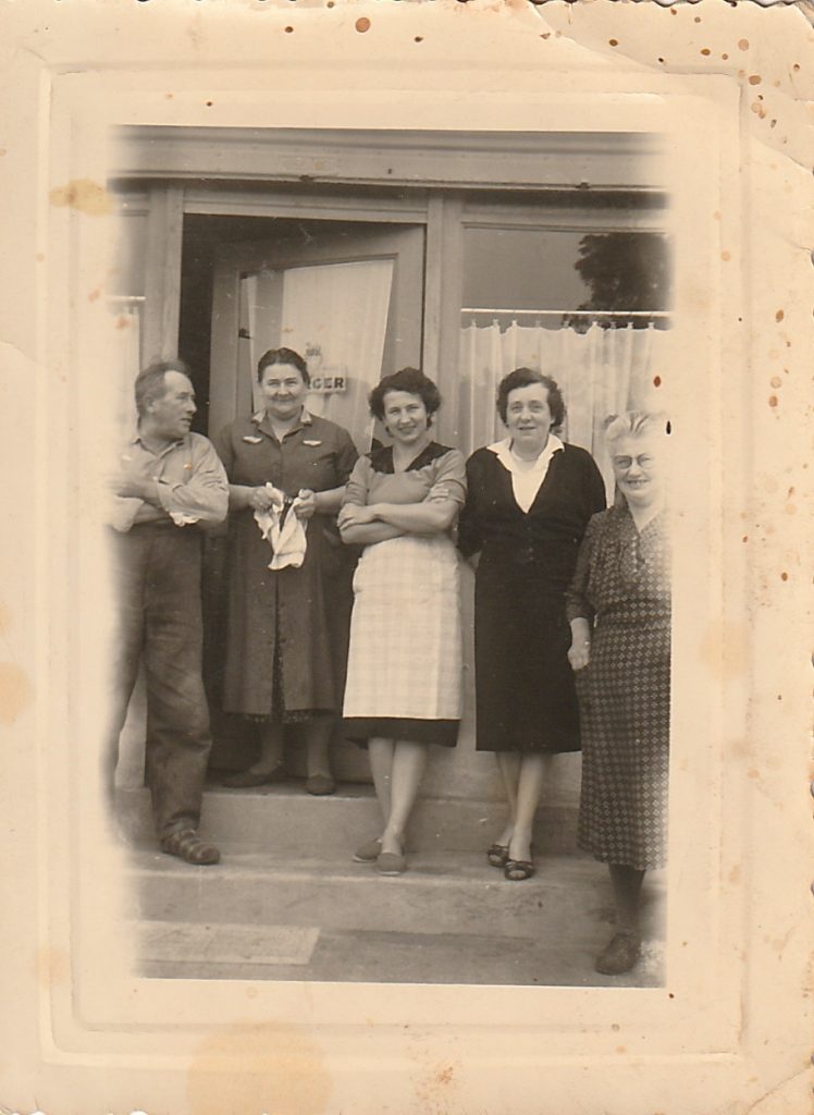 mes grands-parents maternels devant leur bistrot – famille et récit de vie de Bernard François